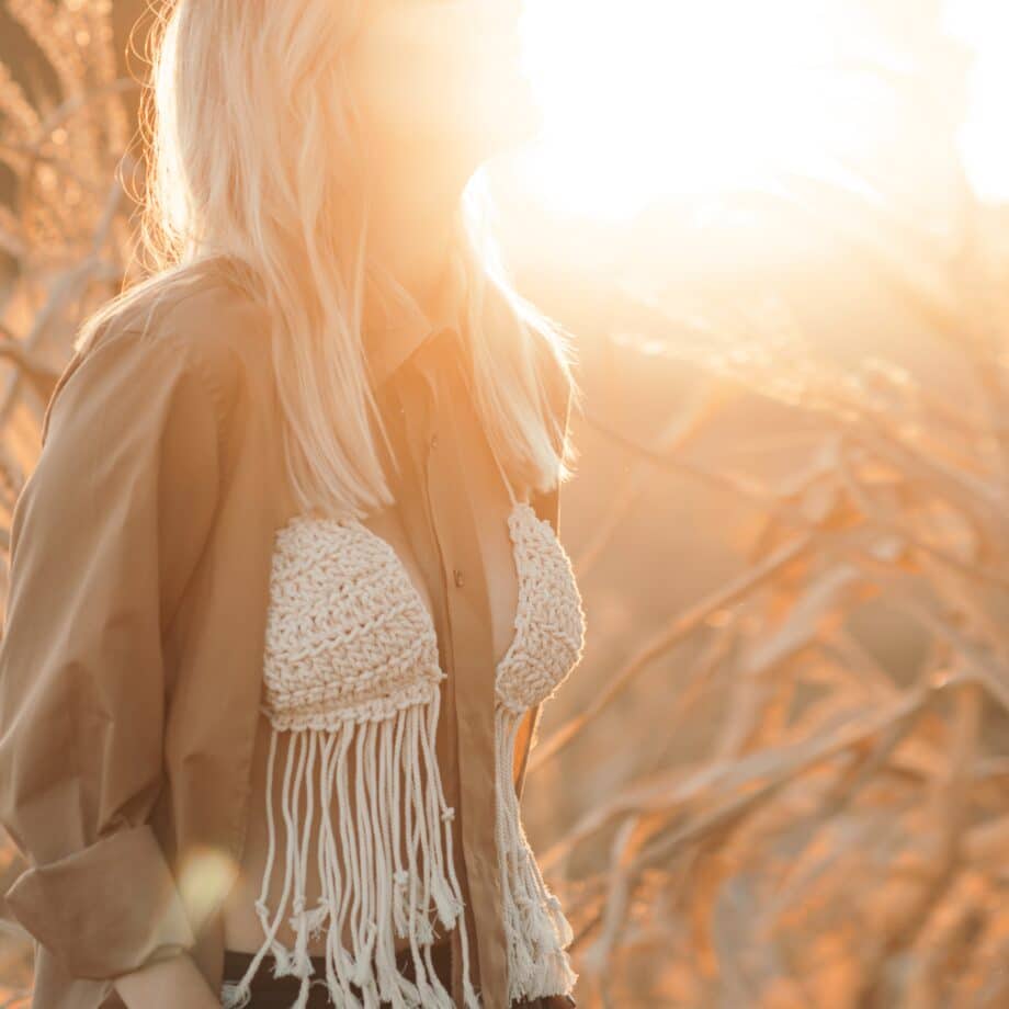 Makramee-Strickjacke in Feld