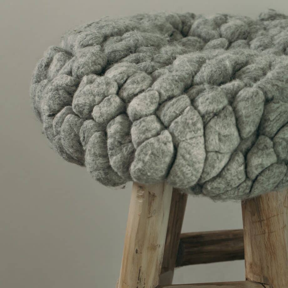 Europese merino lontwol op krukje