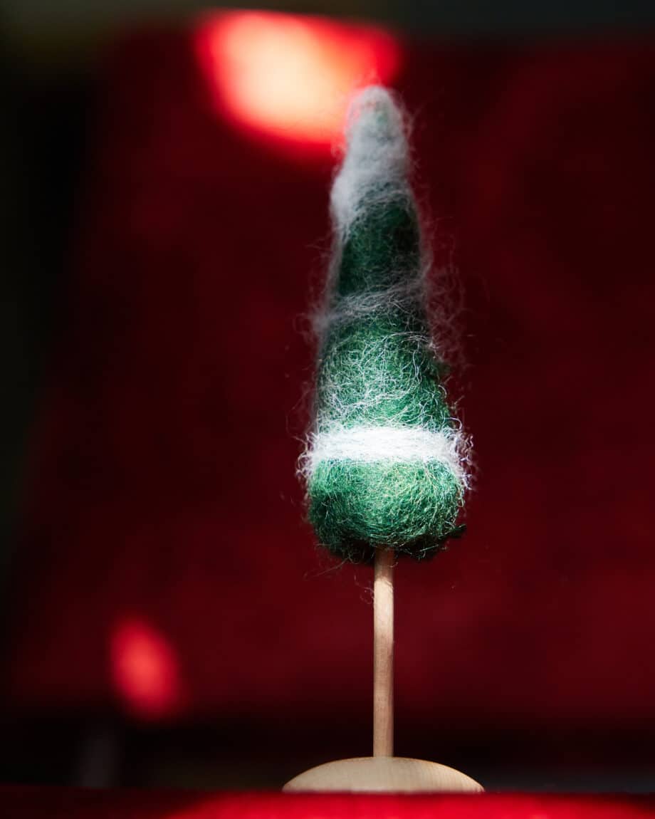 Kerstboompje in luxe rood interieur