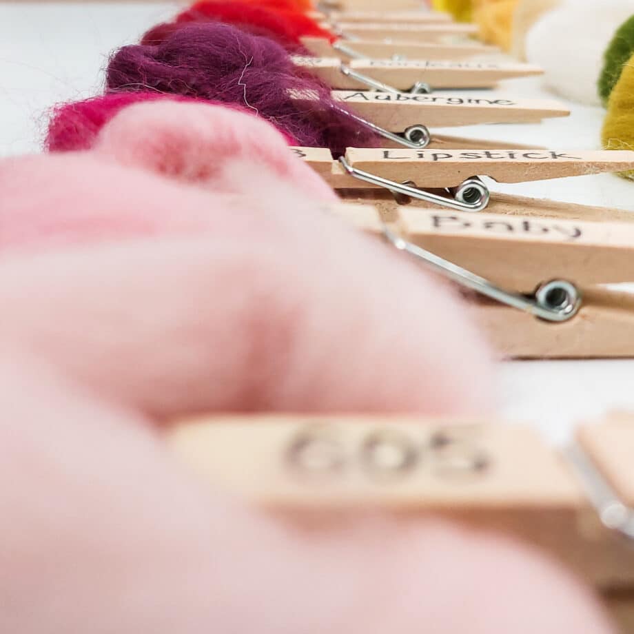 Europese Merino lontwol aan knijpertje, ingezoomd