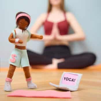 Supervrouw yoga figuur naaldvilten maakpakket sfeerfoto 1