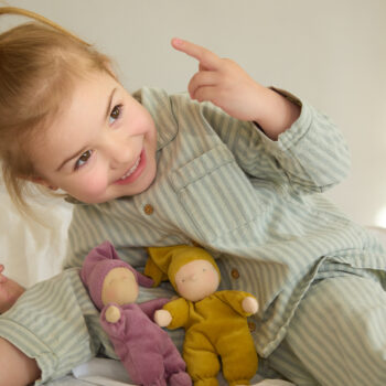 Meisje met twee wriemels